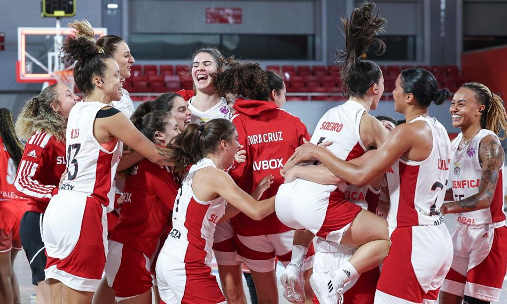 A BOLA - #abola Basquetebol 🏀 Benfica sagra-se bicampeão nacional de  basquetebol feminino ! 🏆🏆 O Benfica venceu hoje a União Sportiva por  73-70 no jogo 3 da final. Jogo transmitido em