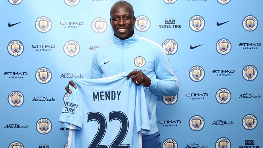 Mendy vai envergar o "22". Foto: Manchester City