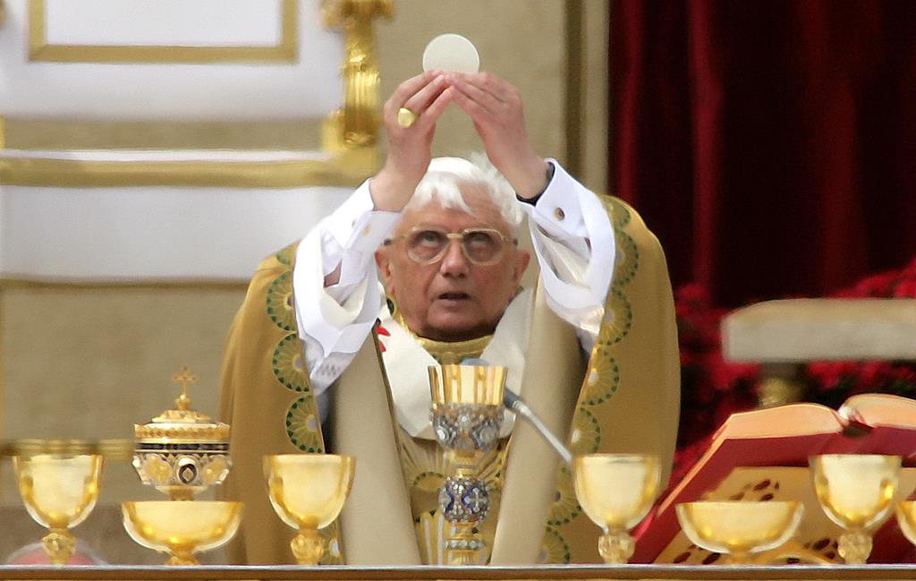 Em 2007 surge a constituição apostólica “Summorum Pontificum”, que liberaliza a celebração da missa segundo o rito antigo. Foto: Reuters