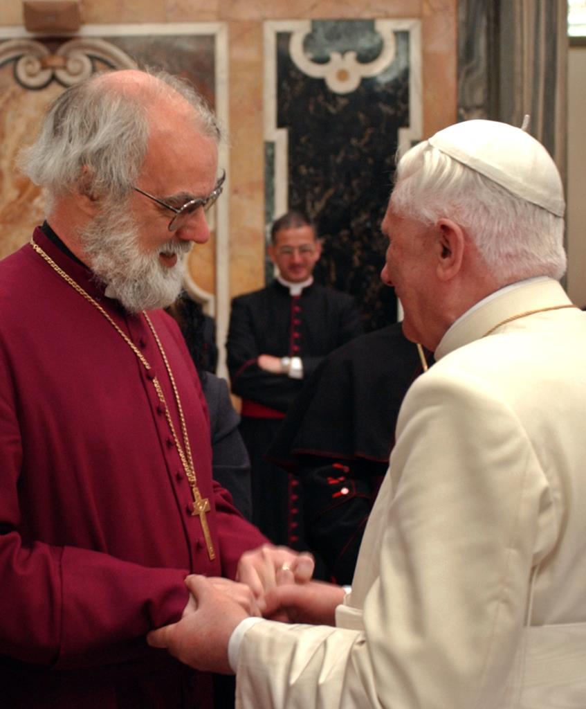 A relação entre Bento XVI e o arcebispo de Cantuária, Rowan Williams, ficaram tensas com a publicação da Anglicanorum Coetibus. Foto: Osservatore Romano/Reuters