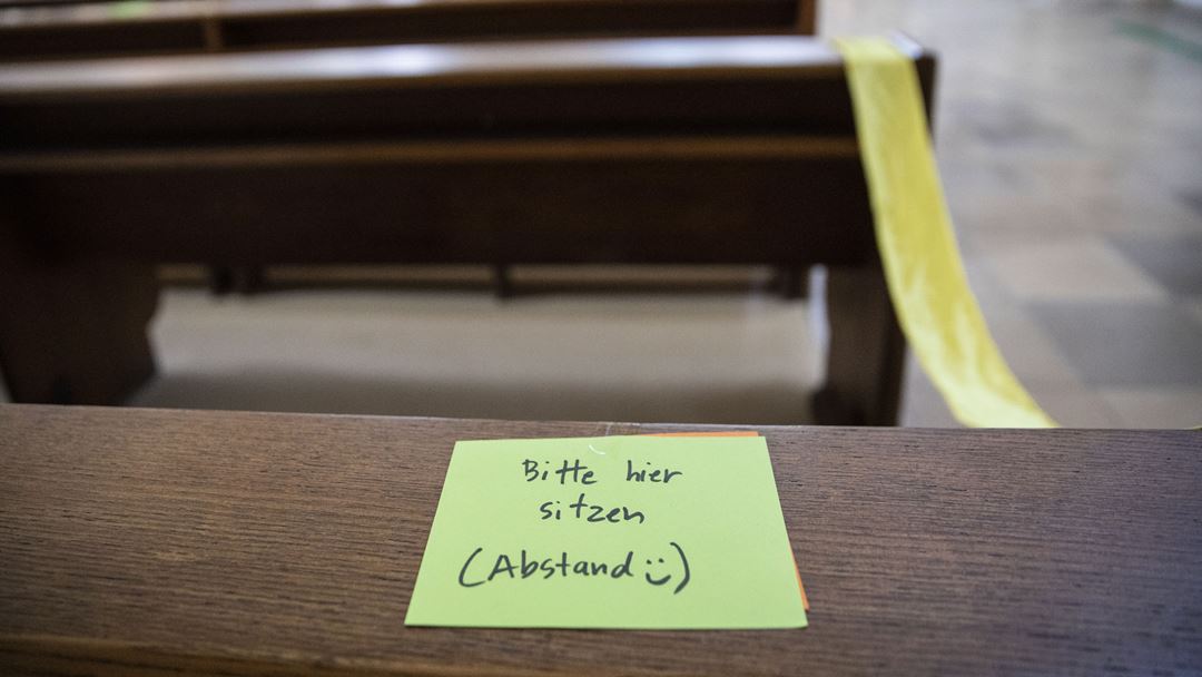 Uma nota auxilia os fiéis de uma igreja de Berlim, na Alemanha, a manter o distanciamento entre si durante as celebrações da Páscoa. Foto: Omer Messinger/EPA