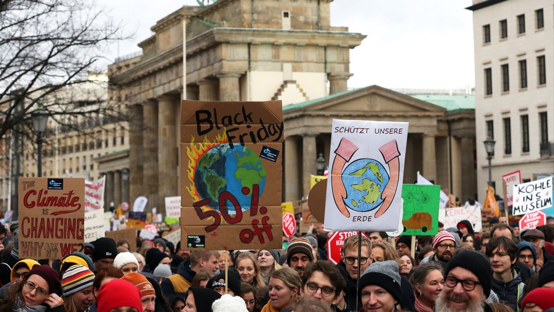 Cartaz alusivo à "Black Friday", em Berlim. Novembro 2019. Foto: Hayoung Jeon