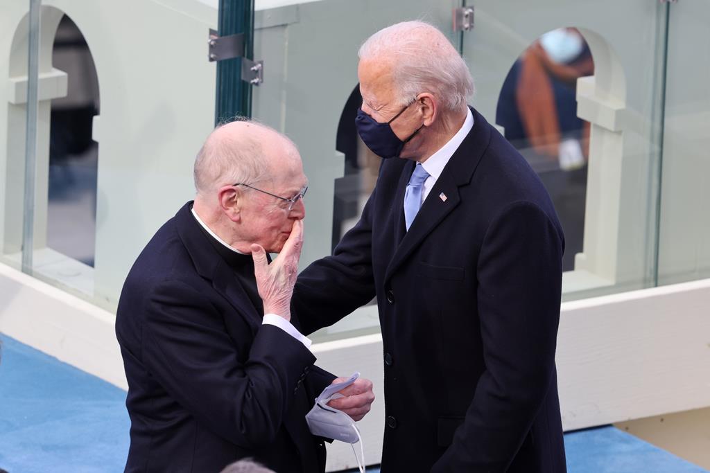 Joe Biden e o padre Leo Donovan durante a inauguração de Biden. Foto: Tasos Katopodis/EPA