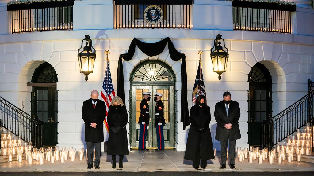 Joe Biden e a mulher, Kamala Harris e o marido observam um minuto de silêncio na Casa Branca. Foto: Jim Lo Scalzo/EPA