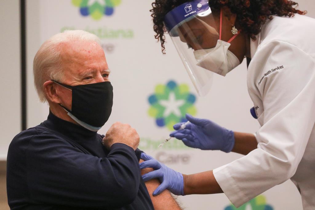 A enfermeira Tabe Mase administra primeira dose da vacina a Biden. Foto: Leah Millis/Reuters