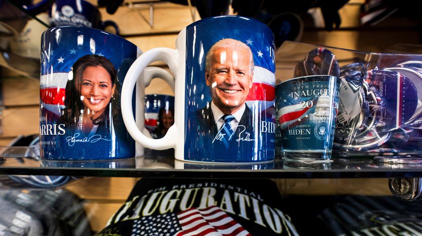 Nas lojas, o merchadising alude à vitória de Biden. Foto: Jim Lo Scalzo/EPA