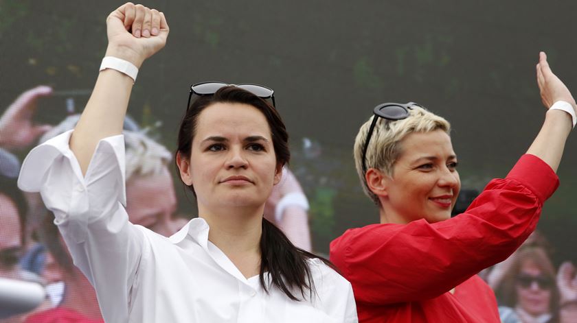 Maria Kolesnikova (à direita) ao lado de Svetlana Tikhanovskaya que foi candidata às presidenciais. Foto: Tatyana Zenkovich/ EPA