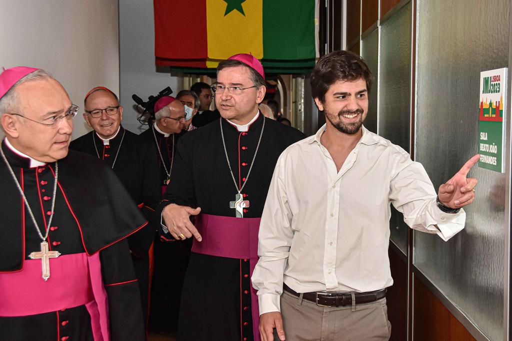 D. Peña Parra e o bispo auxiliar de Lisboa, D Américo Aguiar, na inauguração da sede operativa da JMJ 2023. Foto: Arlindo Homem/Agência Ecclesia