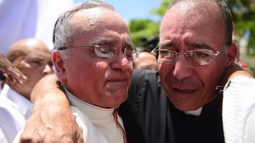 Bispo auxiliar de Manágua, Silvio Baez, e o padre Edwin Román, quando o bispo foi ferido pelos militares em 2018. Foto: DR