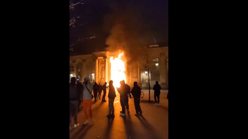 Manifestantes incendeiam Câmara de Bordéus