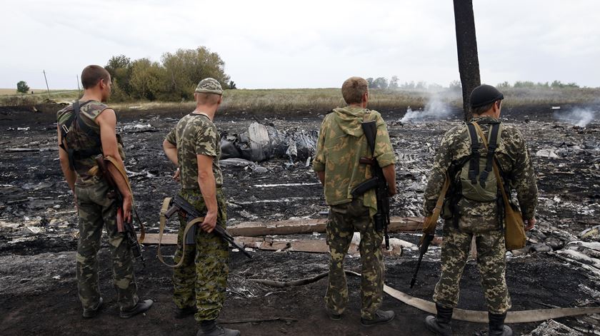 Destroços do Boeing 777  derrubado por um míssil no território leste da Ucrânia. Foto: Reuters