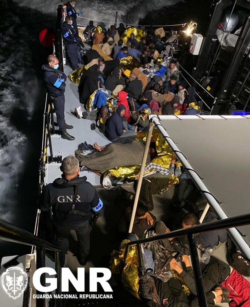 GNR resgata 151 migrantes na costa de Crotone, em Itália. Foto: GNR