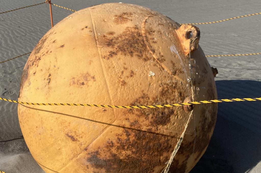 Esfera metálica misteriosa apareceu em praia no Japão. Foto: Twitter XMiS10C4M6QthSG