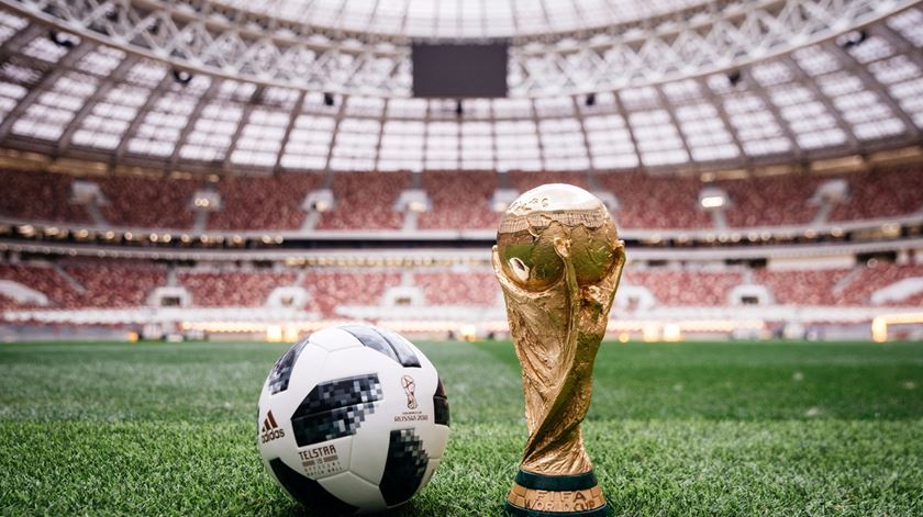 A bola e o troféu do Mundial da Rússia. Foto: Twitter da FIFA