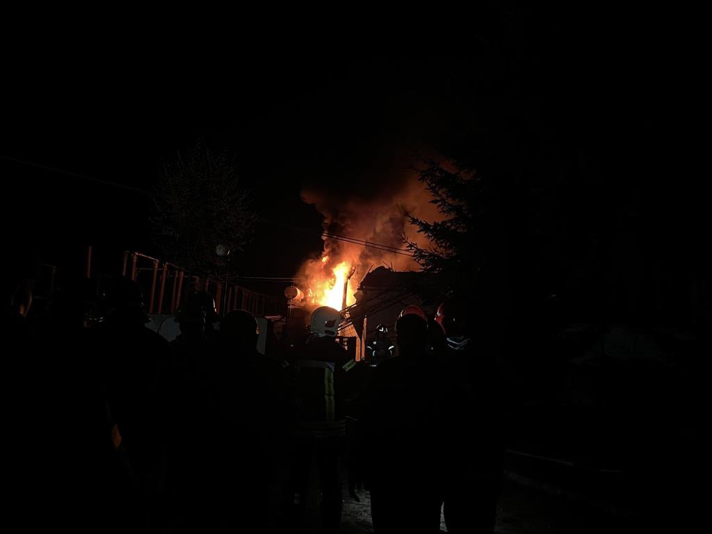 Bombeiros extinguem incêndio numa zona atingida por bombardeamentos russos em Lviv. Foto: Twitter Andriy Sadoviy