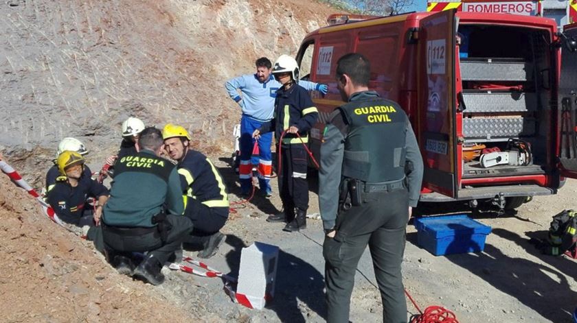 Bombeiros trabalham no resgate da criança de dois anos que caiu num poço, em Espanha. Foto: Bombeiros AB/Twitter