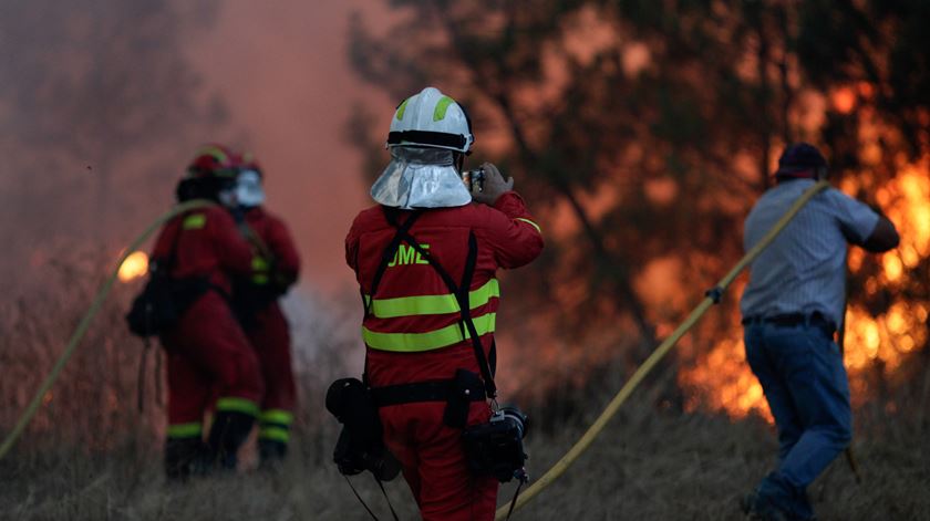 Fogo em Vila de Rei continua a preocupar. Foto: Paulo Cunha/Lusa