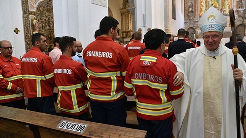 Bombeiros, bispo Tavira. Foto: Jornal “Folha do Domingo”