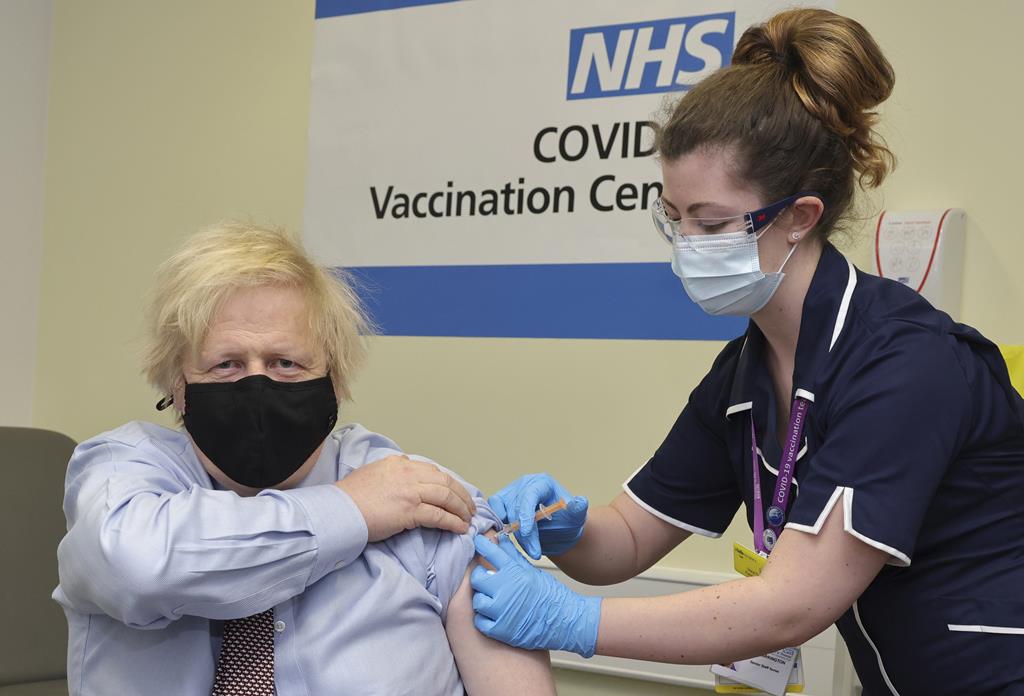 Boris Johnson a ser vacinado com a vacina da AstraZeneca. Foto: Andrew Parsons/Downing Street (arquivo)
