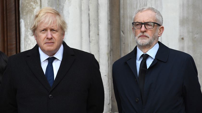 Boris Johnson e Jeremy Corbyn. Foto: Facundo Arrizabalaga/EPA