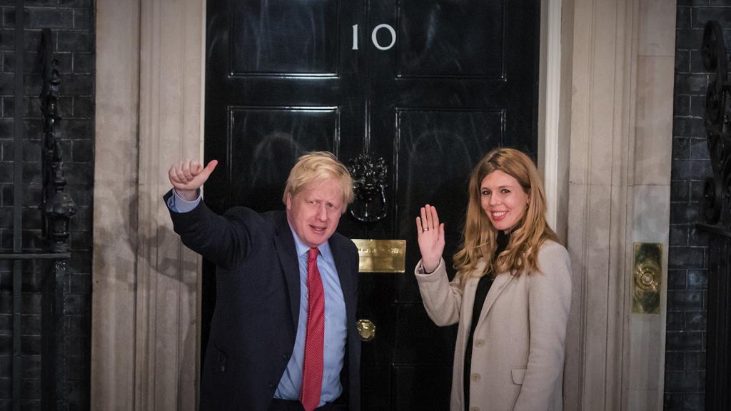 Boris e a namorada Carrie Symonds à porta do "umero 10 de Downing Street a 13 de dezembro de 2019. Foto: Vickie Flores/EPA