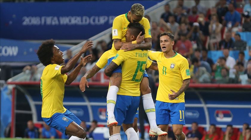 Paulinho felicitado por Neymar no momento do primeiro golo. Foto: EPA
