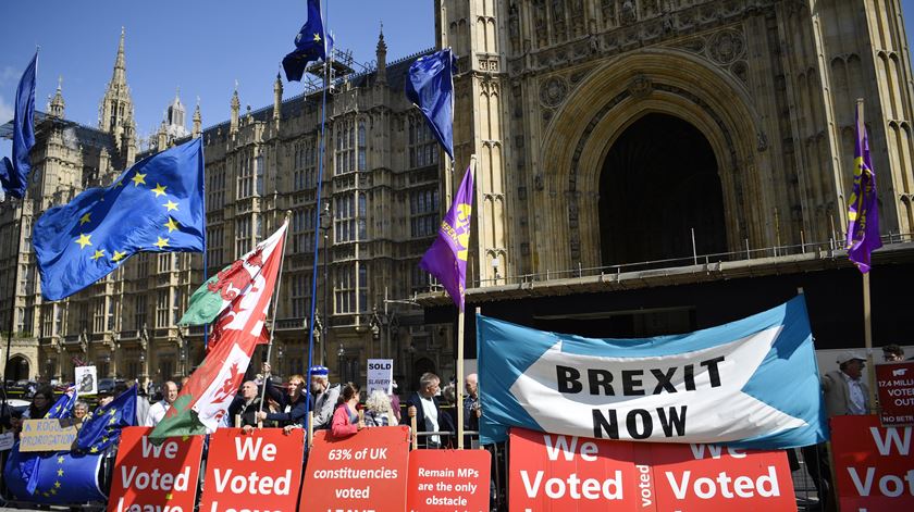 Manifestantes a favor e contra o Brexit manifestam-se no exterior do Parlamento, em Londres, esta quarta-feira. Foto: EPA/Neil Hall