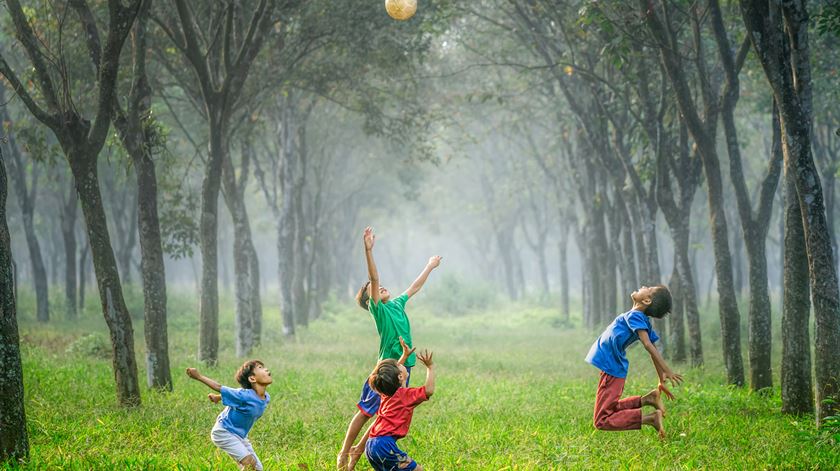 Brincar ao ar livre é esencial à saúde mental e física, diz especialista. Foto: Robert Collins/Unsplash