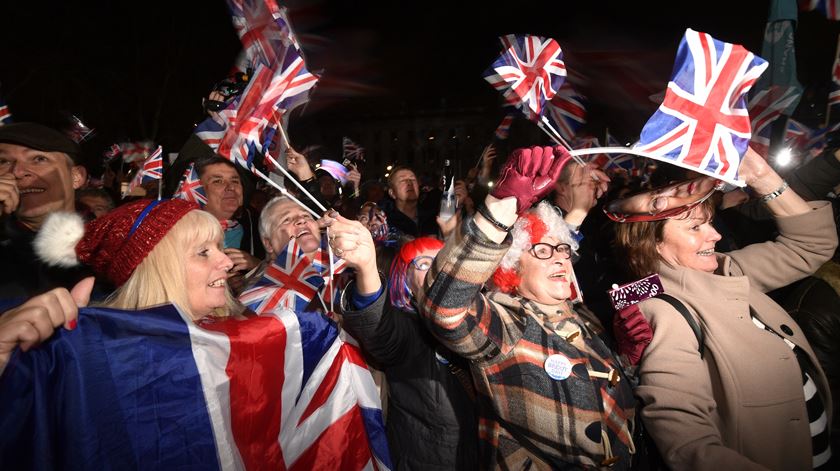 Britânicos pró-Brexit em festa junto ao Parlamento de Londres. Foto: Neil Hall/EPA