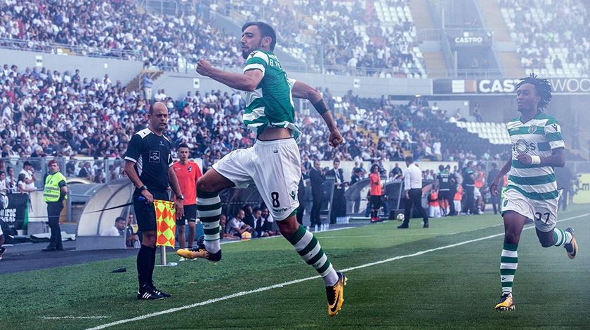 Bruno Fernandes celebra um dos dois golos que marcou em Guimarães. Foto: Mário Vasa/SCP
