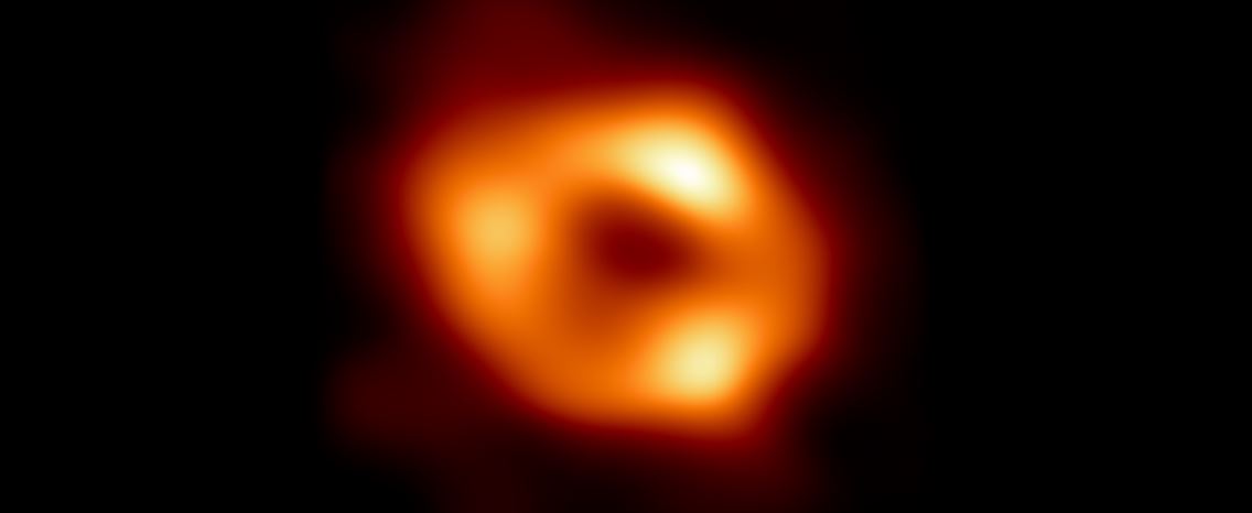 Cientistas usam técnica nova para detetar um dos maiores buracos negros já observados