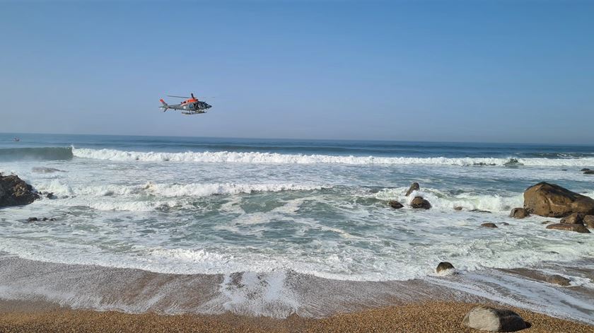 A maré vaza permitirá aos mergulhadores alcançar outras zonas da praia. Foto: Maria João Cunha/RR