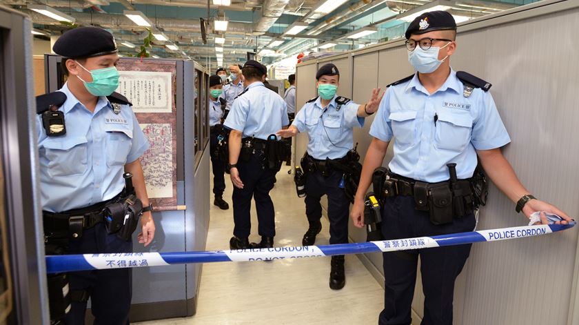 A polícia invadiu a sede do jornal na segunda-feira. Foto: Apple Daily/EPA