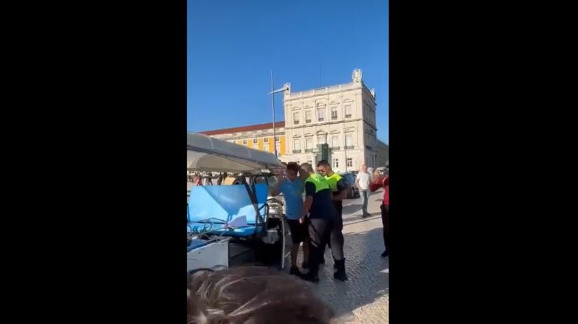 Polícia Municipal filmado a dar cabeçada a condutor de tuk-tuk em Lisboa