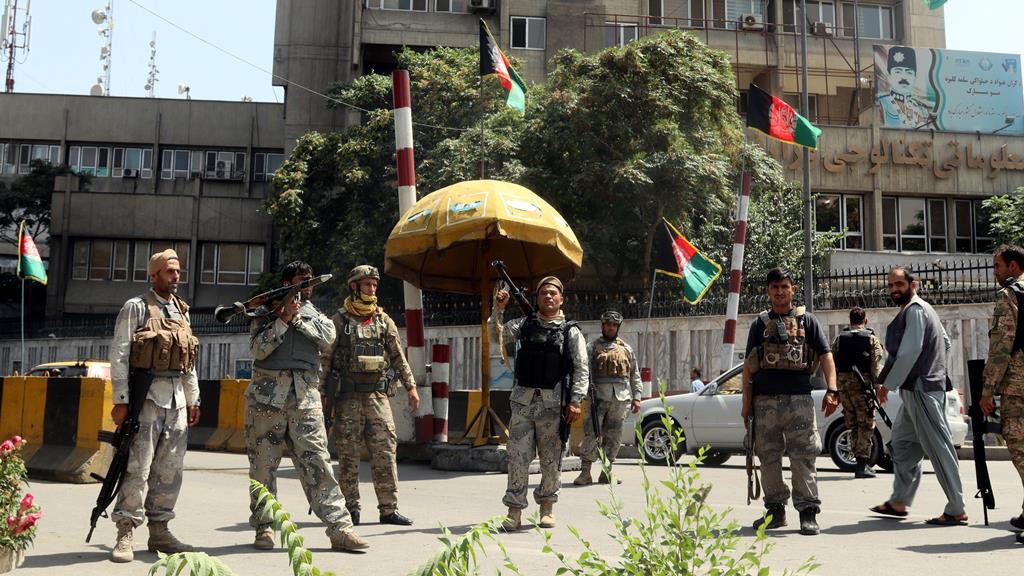 Em Cabul, decorrem negociações para uma transição de poder para os talibãs. Foto: Stringer/EPA