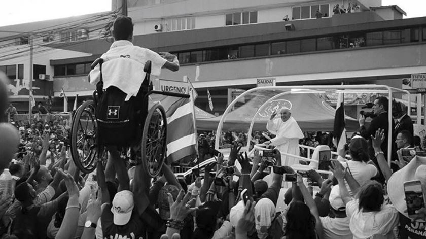 Jovem de cadeira de rodas na chegada do Papa Francisco ao Panamá. Foto: Carlos Yap/Instagram
