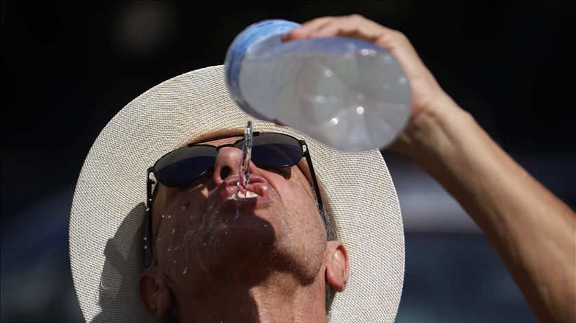 Temperaturas sobem. Calor põe três distritos sob aviso laranja