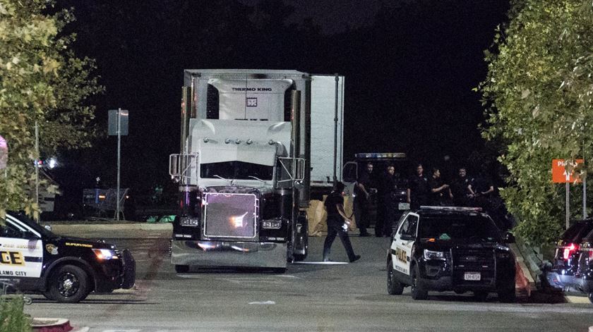 Camião onde foram encontradas oito pessoas mortas em San Antonio, Texas. Foto: Darren Abate/EPA