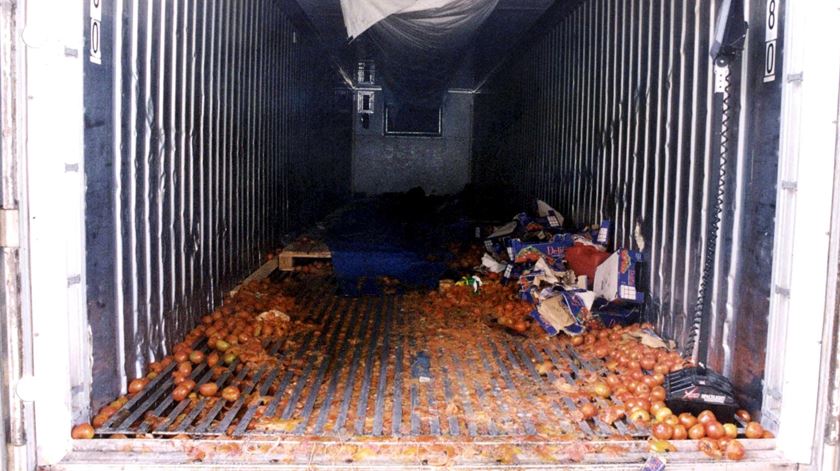 Camião de tomate onde foram encontrados 58 migrantes mortos no ano 2000. Foto: Polícia de Kent/EPA