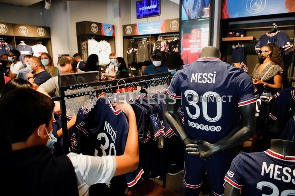 Camisola de Messi é o item mais procurado nas lojas do PSG Foto: Sarah Meyssonier/Reuters