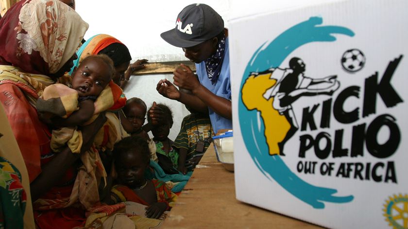 Criança sudanesa vacinada contra a poliomielite num campo de refugiados do Chade. Foto: Luc Gnago/Reuters