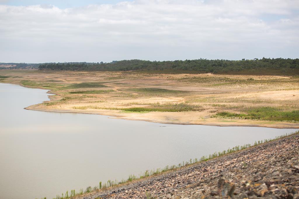 Barragem de Campilhas, no concelho de Santiago do Cacém, a 3% da sua capacidade, devido à seca. Foto: Maria Costa Lopes/RR