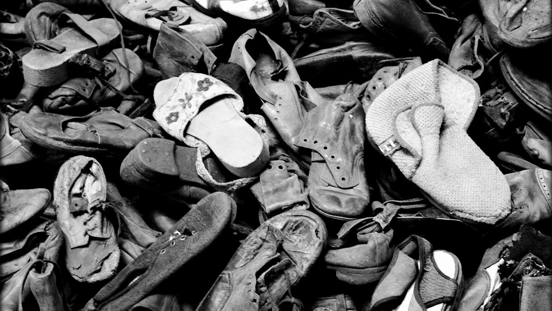 Amontoado de sapatos em exposição no campo de Auschwitz, uma pequena amostra das centenas de milhares de pares que os soviéticos encontraram neste campo e em Majdanek