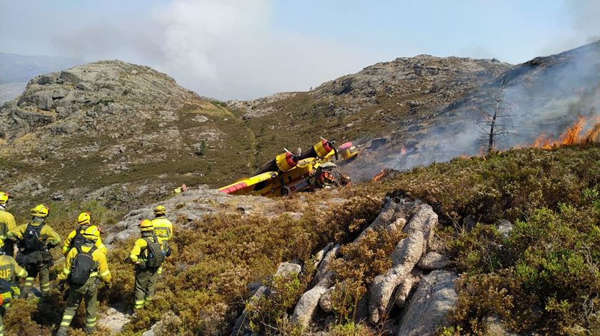 Aeronave despenhou-se durante o combate ao incêndio no Gerês. Foto: Associação espanhola de Trabalhadores das Brigadas de Reforço contra incêndios florestais (ATBRIF)/Twitter