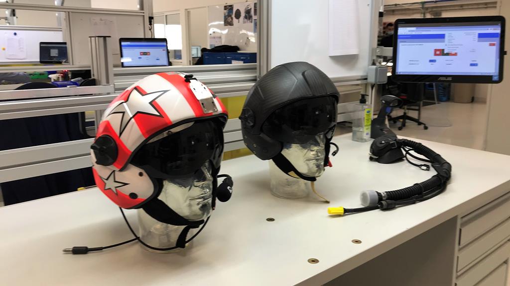 Personalizados ou em carbono, os novos capacetes vão começar a ser produzidos no Alentejo, como já acontece com as máscaras de oxigénio. Foto: Rosário Silva/RR