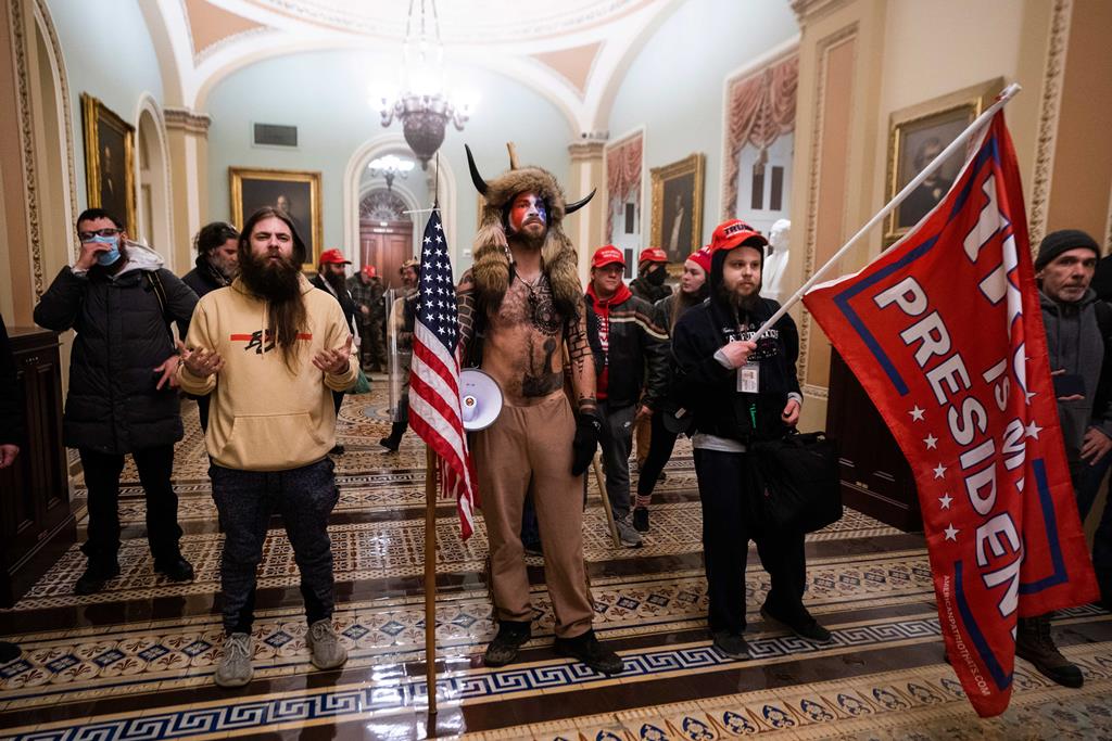 Apoiantes de Donald Trump na invasão ao Capitólio. Foto: Jim Lo Scalzo/EPA