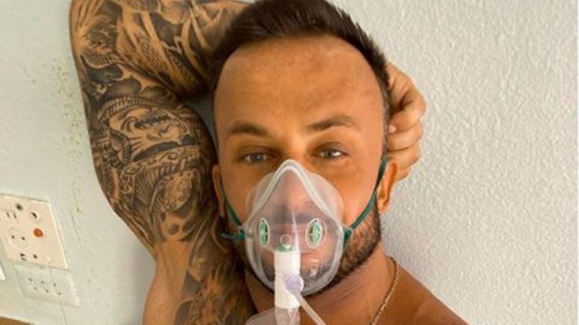 Dmitriy Stuzhuk no hospital, com máscara de oxigénio, depois do teste positivo.  Foto: DR 