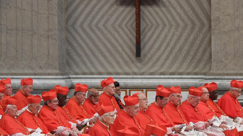 O Papa Francisco tem mudado a composição nacional do Colégio Cardinalício, trazendo sa periferias para Roma. Foto: Claudio Peri/EPA