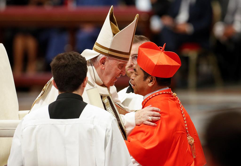 Virgilio do Carmo da Silva, primeiro cardeal timorense, recebeu das mãos do Papa o barrete e o anel cardinalícios. Foto: Remo Casilli/Reuters