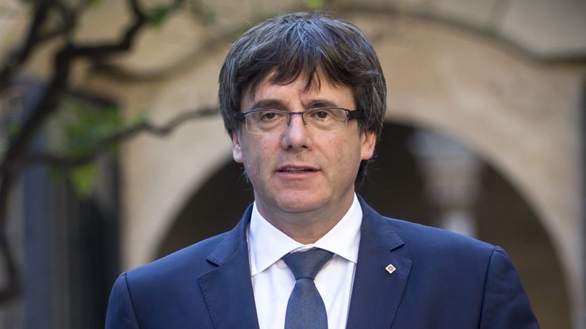 Carles Puigdemont avisa que não pretende renunciar ao mandato para que foi eleito como presidente da Catalunha. Foto: Quique Garcia/EPA